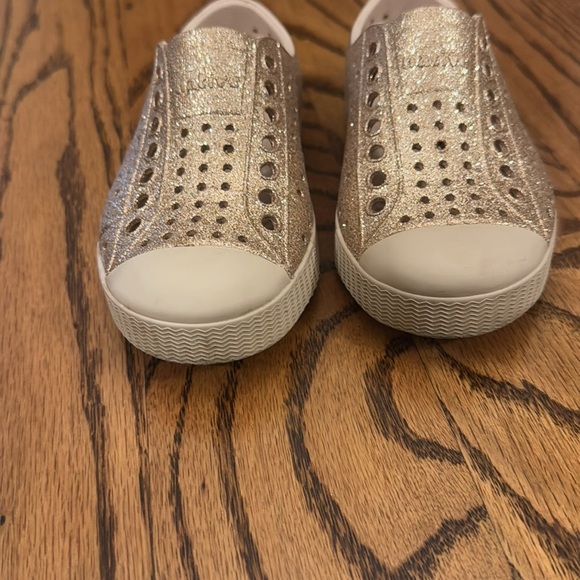 Girls Native gold glittery shoes size 8 - Picture 4 of 6